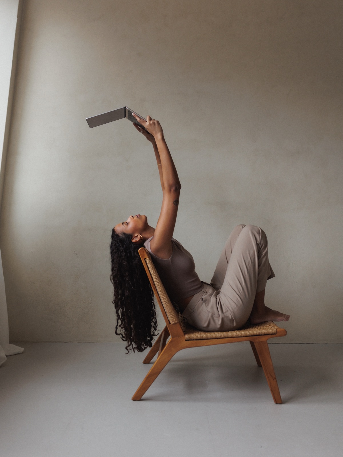 Melanie on a wooden chair taking a selfie